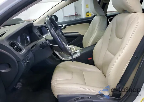 2017 Volvo V60 T5 Premier z USA, uszkodzony, nr VIN YV140MEK6H1332799